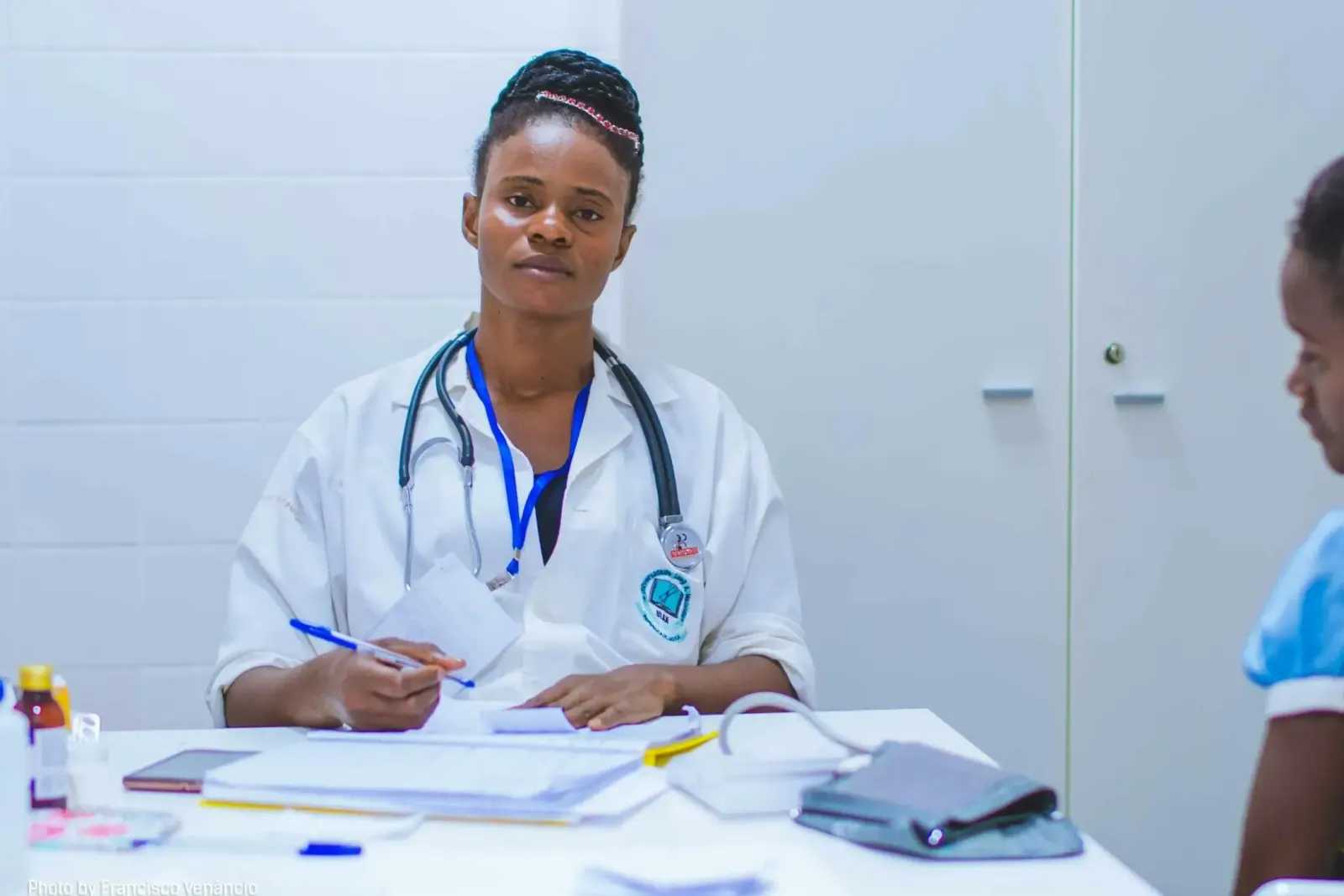 Consulta médica con una niña