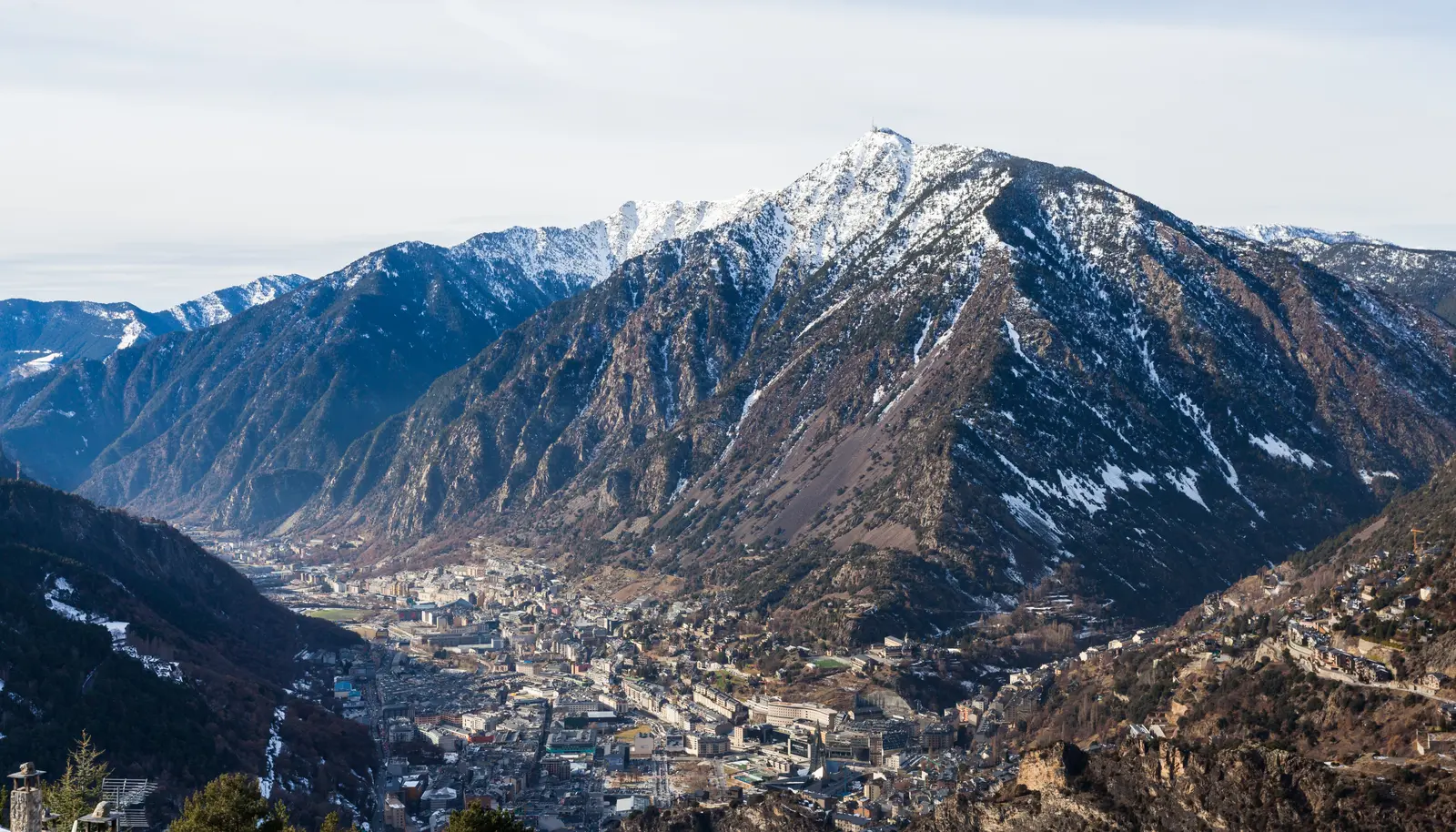 Vista de Andorra la Vella, en el valle del Gran Valira, con las montañas alrededor