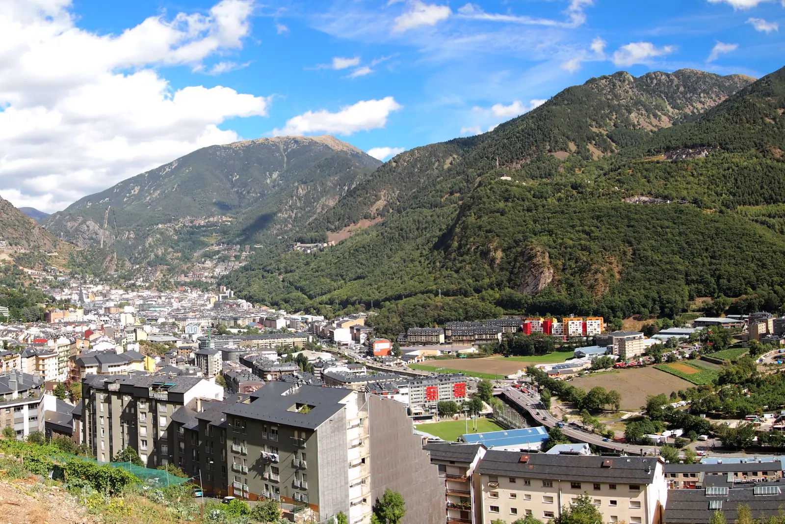 Andorra la Vella vista des d’un camí del vessant oest
